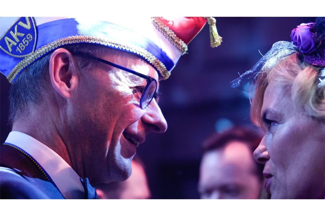 Da hatte Friedrich Merz noch allen Grund zum Lachen: Am 4. Februar 2023 wurde dem CDU-Chef in Aachen der Orden „Wider den tierischen Ernst" verliehen (re. die heutige Bundestagspräsidentin Julia Klöckner).