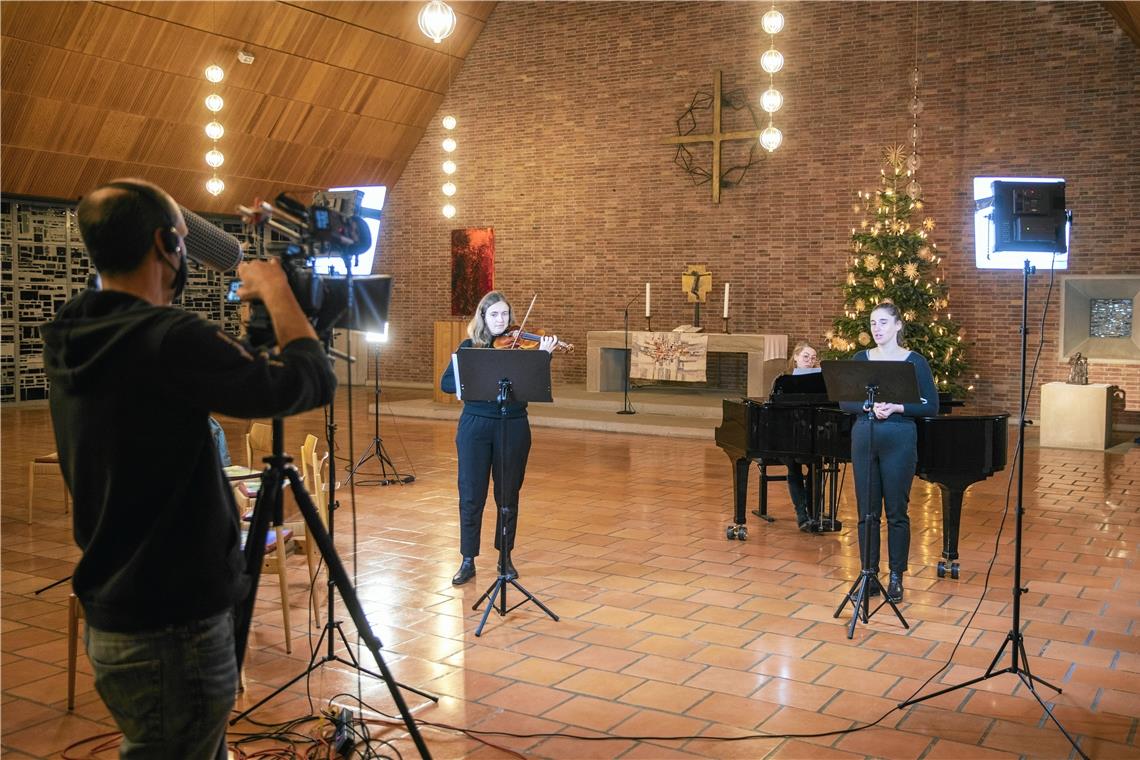 Da in der Matthäusgemeinde auf Präsenzgottesdienste verzichtet wurde, haben die Verantwortlichen im Vorfeld Gottesdienst und Christvesper aufgezeichnet. Neben Aufnahmen aus der Kirche selbst gab es auch andere Einblicke – etwa ins Wohnzimmer des Liedermachers Mike Müllerbauer.