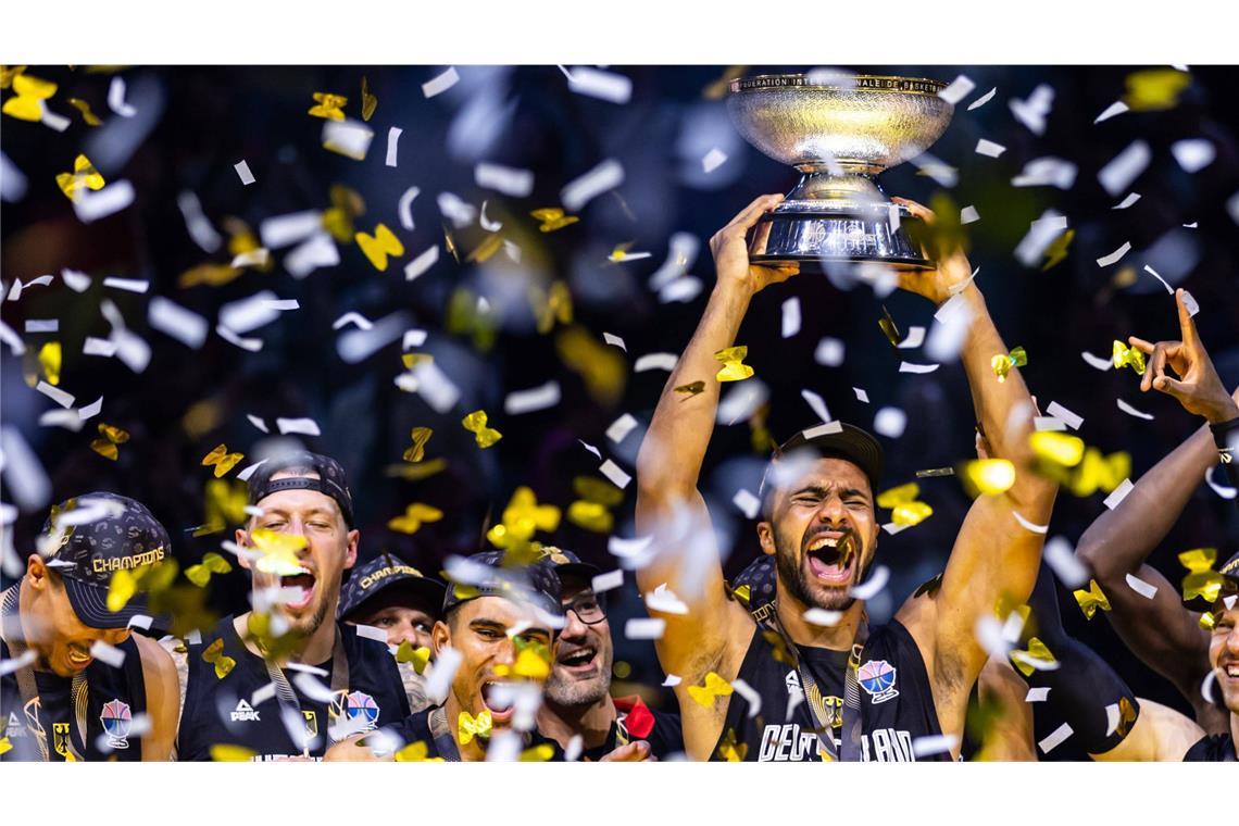 Da ist das Ding: Johannes Thiemann mit dem EM-Pokal.