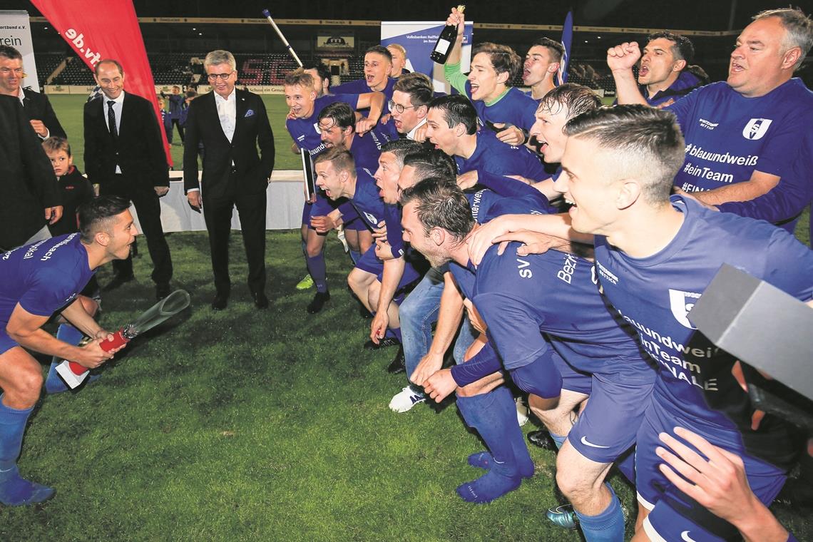 SVU macht mit Hößlinswart kurzen Prozess Da ist das Ding: Kapitän Mike Böhret hat den Bezirkspokal in die Hände gedrückt bekommen und präsentiert die Trophäe nun seinen Teamkollegen vom SV Unterweissach.Fotos: A. Becher
