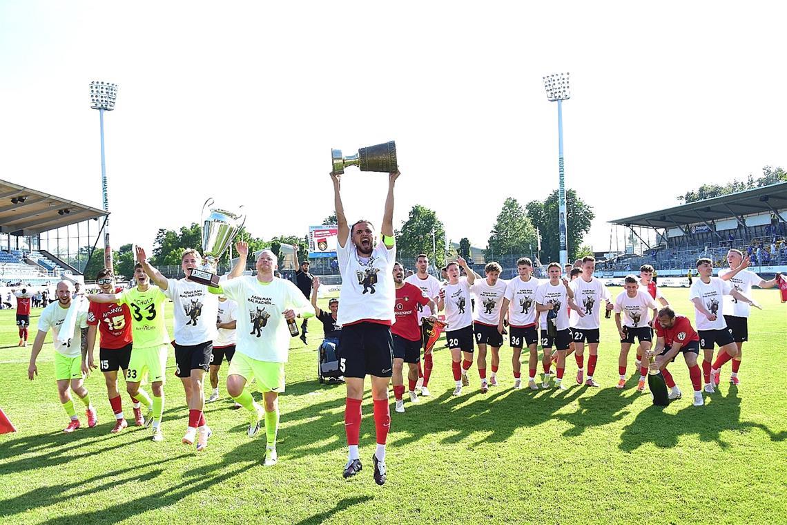 Da ist der Pott zum zweiten Mal in Folage. Kapitän Volkan Celiktas und Großaspachs Fußballer bejubelten nach dem Regionalliga-Aufstieg und dem Drittliga-Aufstieg nun zum dritten Mal in der Vereinsgeschichte den Sieg im WFV-Pokal. Foto: Tobias Sellmaier
