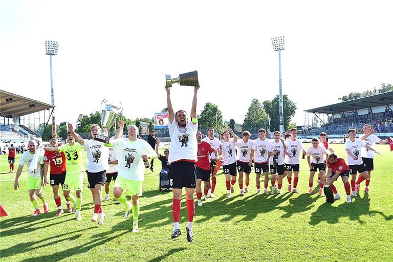Da ist der Pott zum zweiten Mal in Folage. Kapitän Volkan Celiktas und Großaspachs Fußballer bejubelten nach dem Regionalliga-Aufstieg und dem Drittliga-Aufstieg nun zum dritten Mal in der Vereinsgeschichte den Sieg im WFV-Pokal. Foto: Tobias Sellmaier