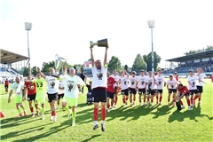 Da ist der Pott zum zweiten Mal in Folage. Kapitän Volkan Celiktas und Großaspachs Fußballer bejubelten nach dem Regionalliga-Aufstieg und dem Drittliga-Aufstieg nun zum dritten Mal in der Vereinsgeschichte den Sieg im WFV-Pokal. Foto: Tobias Sellmaier