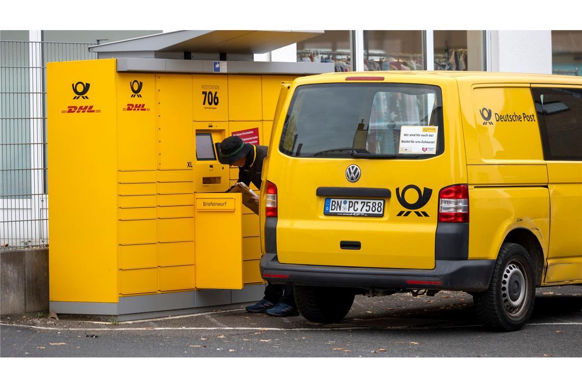 Da ist ja doch mal ein Postler an der Automaten-Filiale! Aber nur kurz - er leert den Briefkasten und fährt rasch davon.