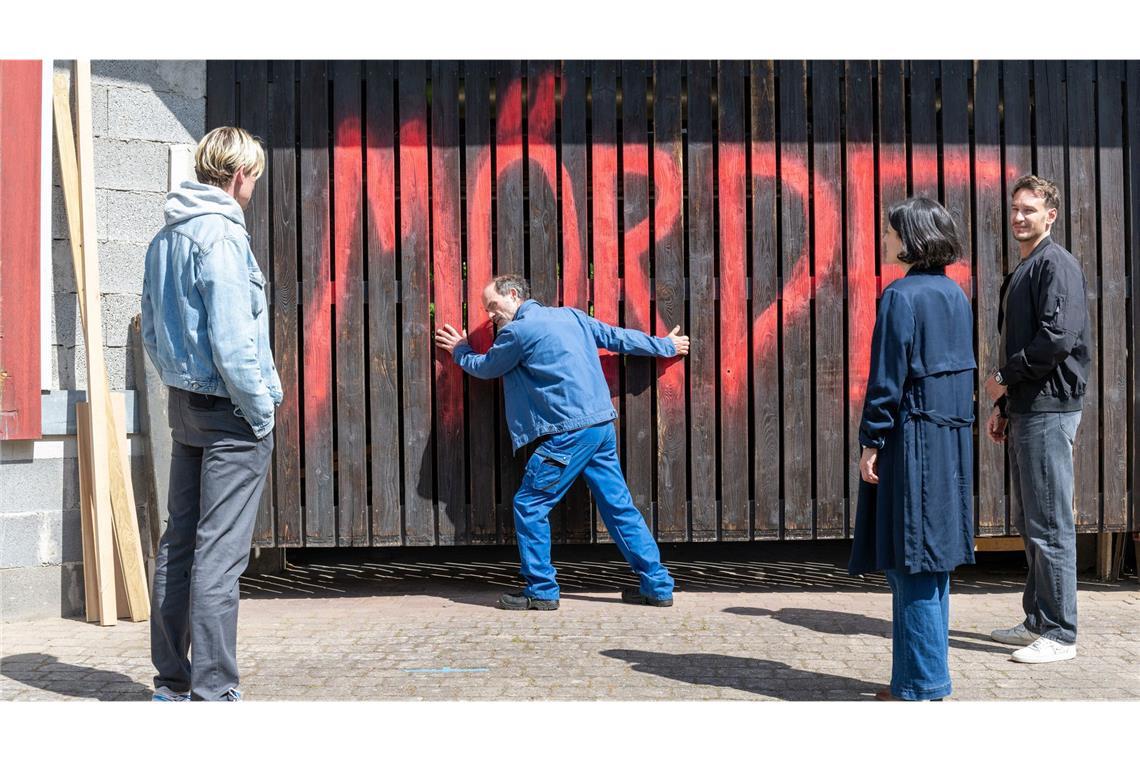 Da ist jemand mit dem Sprühen nicht fertig geworden: die Ermittler mit Michel Louis (Gerhard Liebmann).