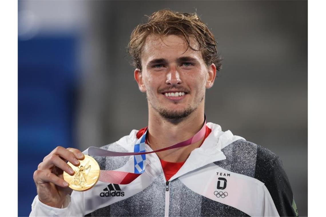 Da ist sie: Alexander Zverev präsentiert seine Goldmedaille. Foto: Jan Woitas/dpa-Zentralbild/dpa