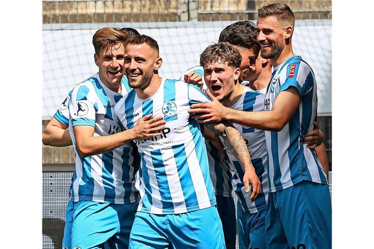 Da kommt Freude auf: Lukas Kiefer (Mi.) bejubelt mit seinen Kickers-Kollegen sein Tor gegen Eintracht Trier.