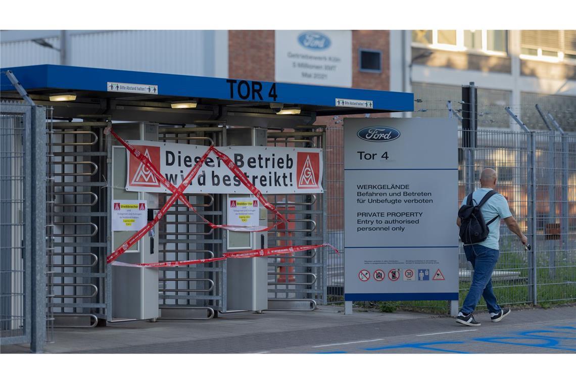 Gewerkschaft bestreikt erstmals die Kölner Ford-Werke Da kommt niemand rein: ein Werkstor von Ford am Streiktor.