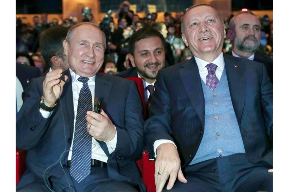 Da lachen die mächtigen Männer: Wladimir Putin und der türkische Präsident Recep Tayyip Erdogan bei der Eröffnung der Erdgas-Pipeline „Turkish Stream“. Foto: -/AP/dpa