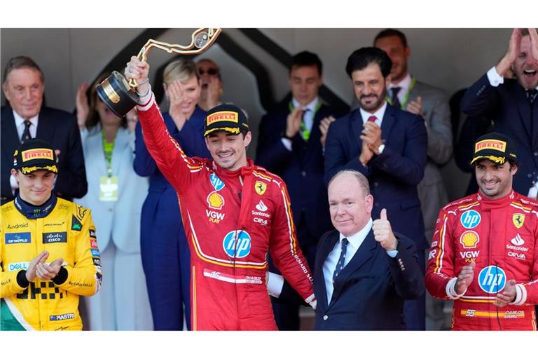 Da lief es noch: Charles Leclerc feiert seinen Heimsieg 2024 neben Fürst Albert II.