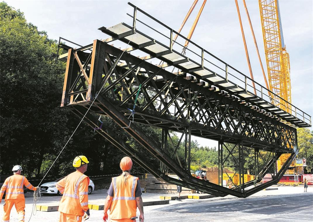 55 Tonnen Stahl schweben in der Luft Da liegt sie: Die alte Brücke hat ausgedient und wird jetzt fachmännisch zerlegt und entsorgt.