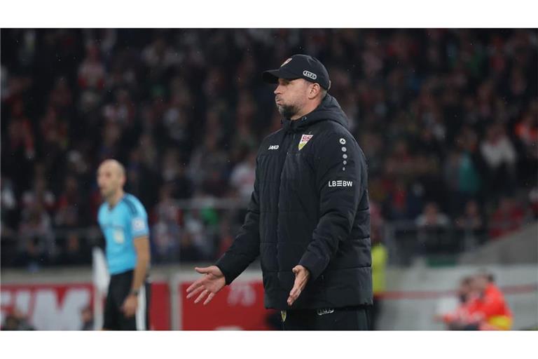 Da muss auch der VfB-Cheftrainer Sebastian Hoeneß tief Luft holen&nbsp;– sein Team enttäuscht auf ganzer Linie.