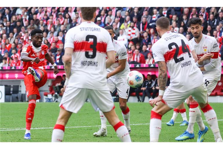 Da schlägt es schon wieder ein beim VfB: Alphonso Davies (links) trifft in dieser Szene zum 3:1 für die Münchner