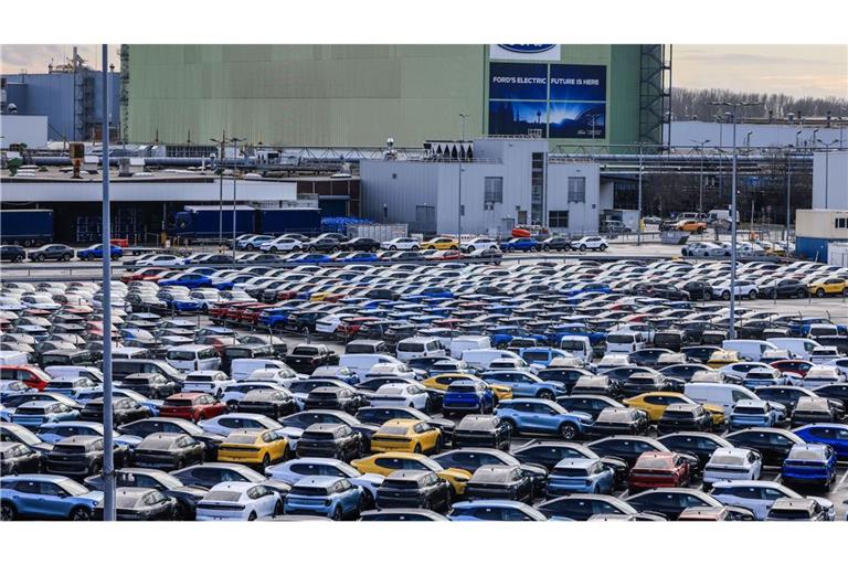 Da stehen sie, die neuen Elektroautos von Ford. Doch die Nachfrage nach ihnen ist schwach.