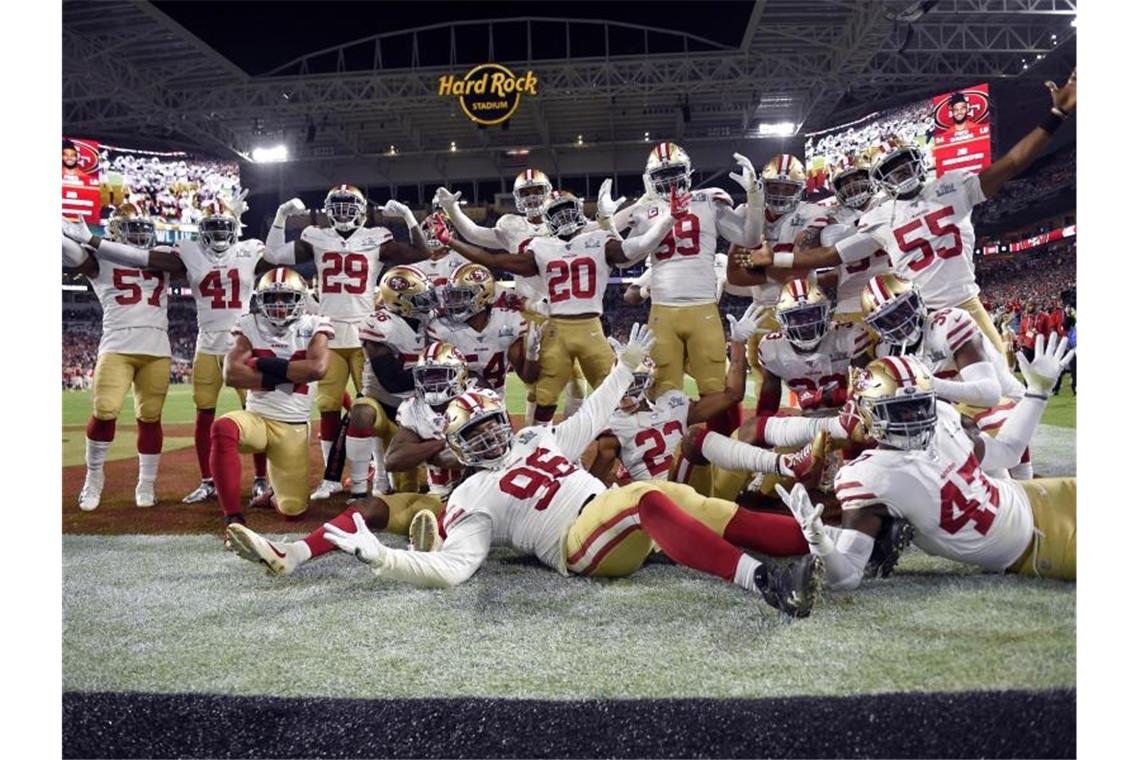 „Magic Mahomes“: Epische Aufholjagd der Kansas City Chiefs Da war die Stimmung noch ausgelassen: Spieler der San Francisco 49ers jubeln während des Spiels. Foto: Mark J. Terrill/AP/dpa