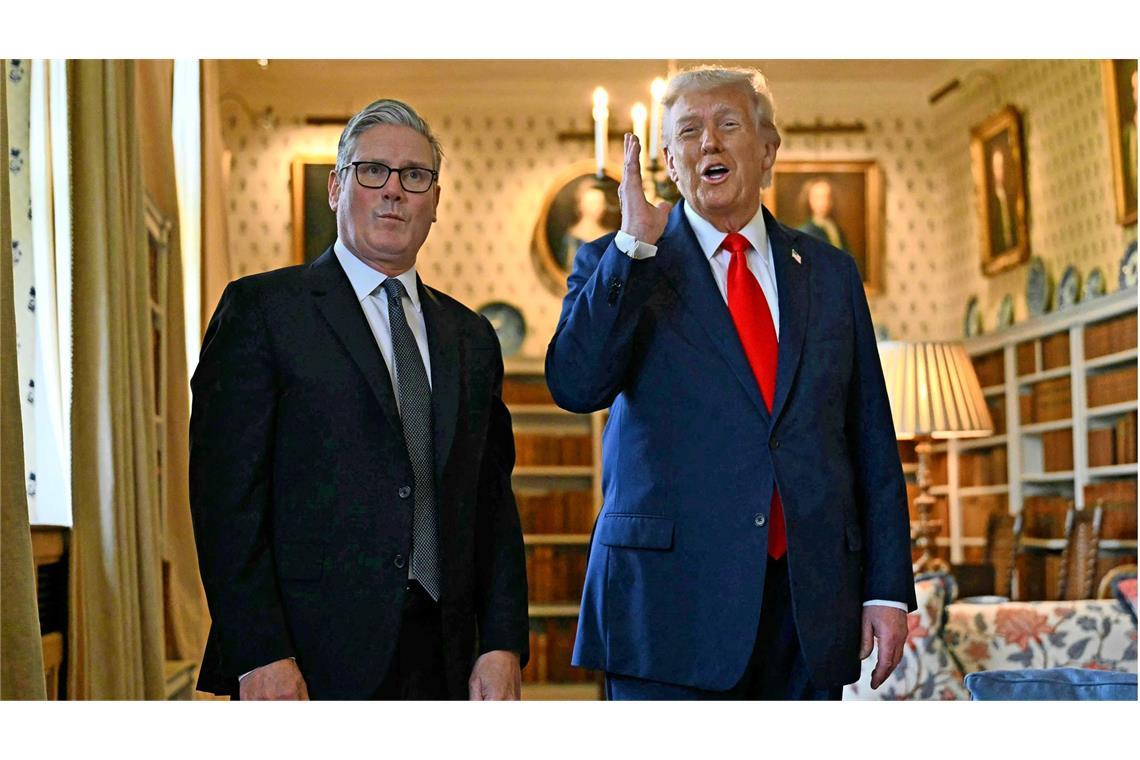 Da war die Stimmung noch gut: Keir Starmer (l). und Donald Trump bei einem Treffen 2025  in England.