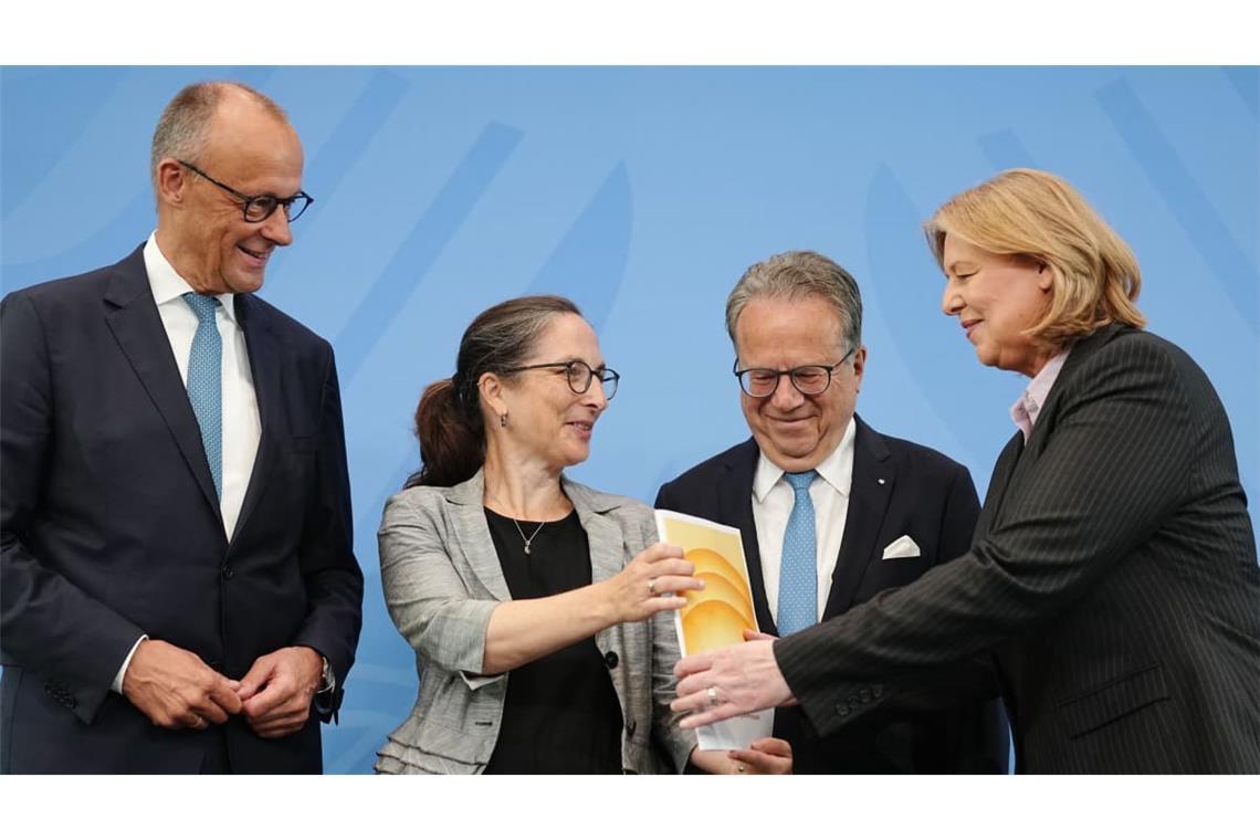 Da war die Stimmung noch gut: Nachdem die Vorsitzenden der Alterssicherungskommission Constanze Janda (2.v.l) und Frank-Jürgen Weise (2.v.r) ihre Vorschläge an Bundeskanzler Friedrich Merz (CDU, l.) und Bundessozialministerin Bärbel Bas (SPD, r.), übergeben haben, sicherten die eine schnelle und komplette Umsetzung zu.
