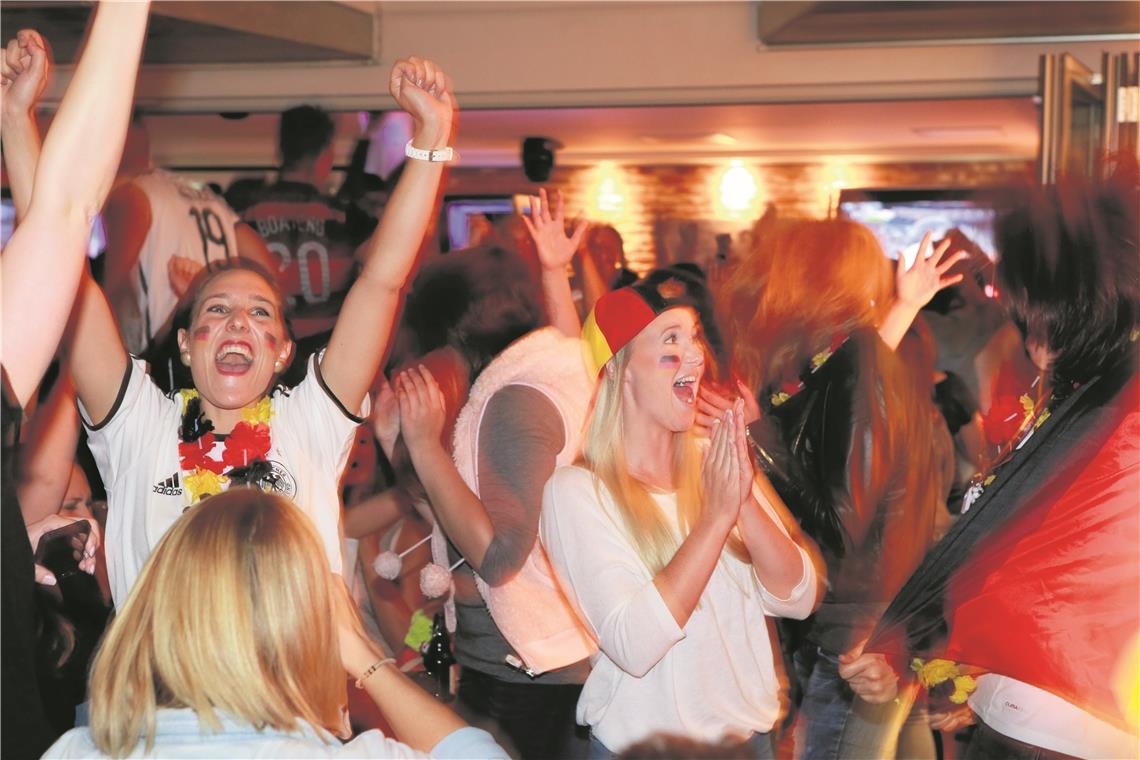 Public Viewing mit strengen Regeln Da war die Welt noch in Ordnung, beim WM-Endspiel 2014 wie hier im Merlin. Heuer gelten noch die AHA-Regeln, das heißt: Maske tragen und Abstand halten ist Pflicht. Archivfoto: A. Becher