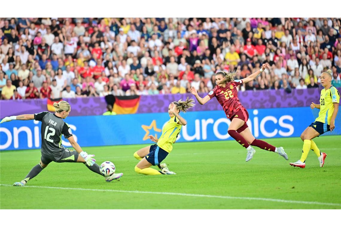 "Liegen am Boden": DFB-Frauen von Schweden vorgeführt Da war noch alles in Ordnung für die DFB-Auswahl: Jule Brand (in Rot) erzielt das 1:0.
