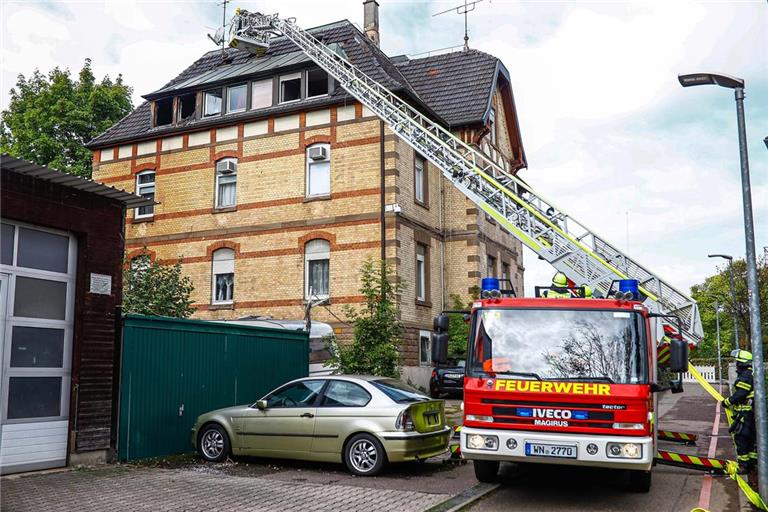Dachgeschoss in Schorndorf brennt. Foto: Simon Adomat/7aktuell.de