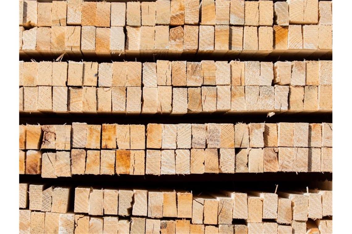 Dachlatten aus Holz sind am Firmensitz eines Dachdeckermeisters zu sehen. Die Rohstoffknappheit droht den Aufschwung im Handwerk zu gefährden. Foto: Rolf Vennenbernd/dpa