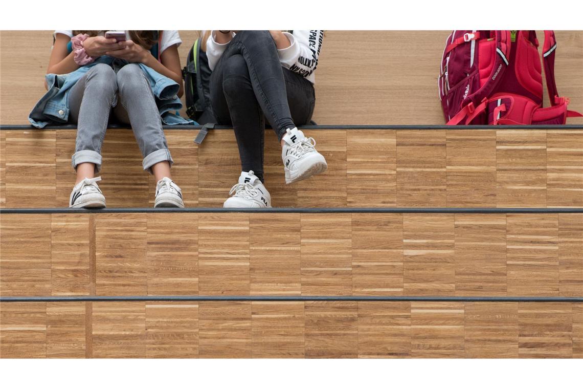 Smartphone in der Schule - was dafür und was dagegen spricht Daddeln in der Pause – Bewegung und Gespräche kommen da zu kurz, warnen Experten. (Symbolbild)