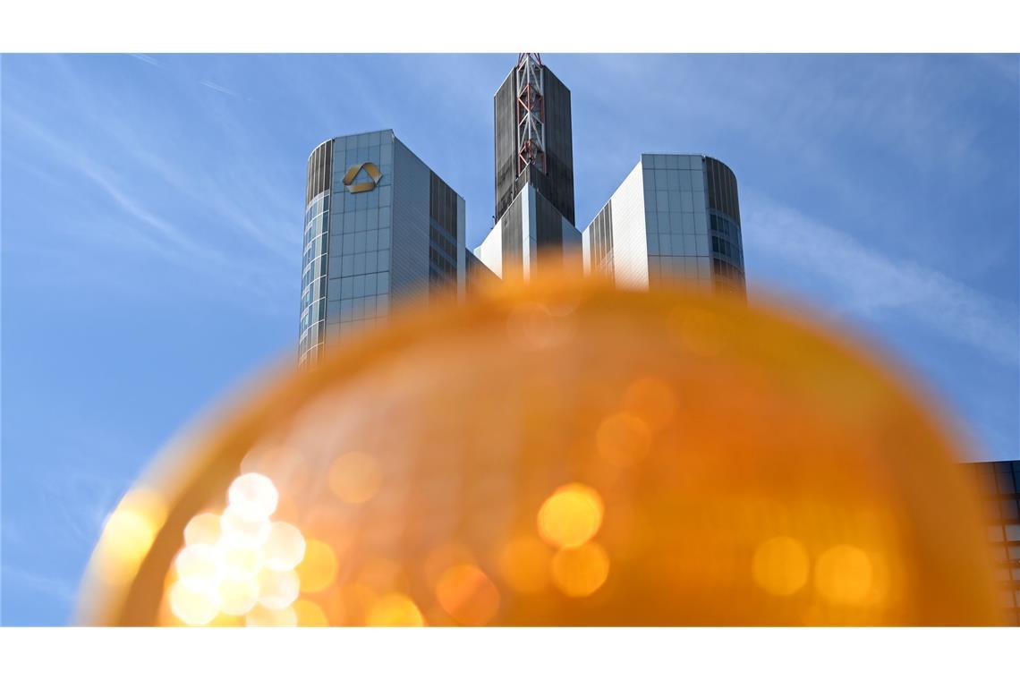 Dämpfer im dritten Quartal, aber Kurs auf Milliardengewinn 2025: Die Commerzbank in Frankfurt. (Archivbild)