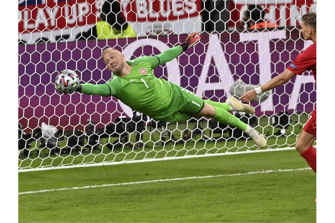 Dänemark-Keeper Kasper Schmeichel vereitelt eine englische Chance. Foto: Justin Tallis/Pool AFP/AP/dpa