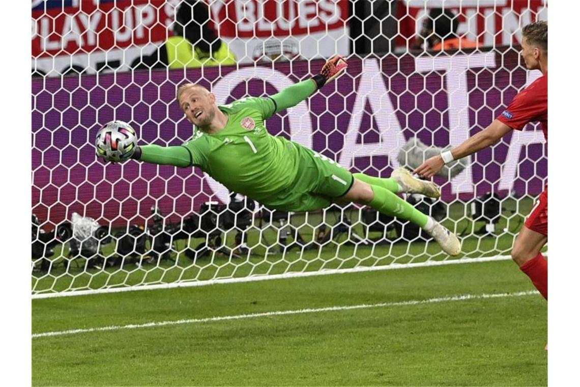 Nach Krimi gegen Dänemark: England folgt Italien ins Finale Dänemark-Keeper Kasper Schmeichel vereitelt eine englische Chance. Foto: Justin Tallis/Pool AFP/AP/dpa