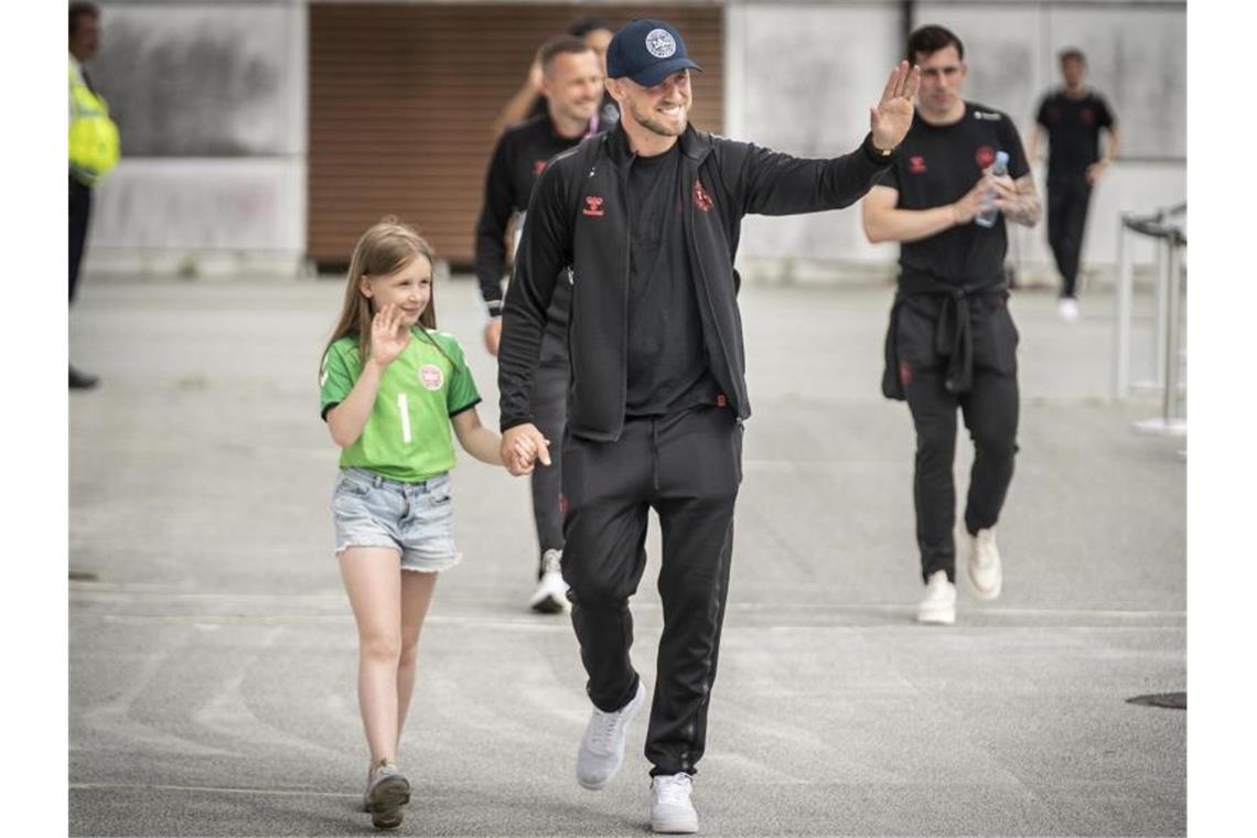 Dänemarks überragende EM-Reise - Ärger über Schiri-Pfiff Dänemark-Torhüter Kasper Schmeichel (M) wird von Tochter Isabella zurück auf heimischen Boden begleitet. Foto: Mads Claus Rasmussen/Ritzau Scanpix/AP/dpa