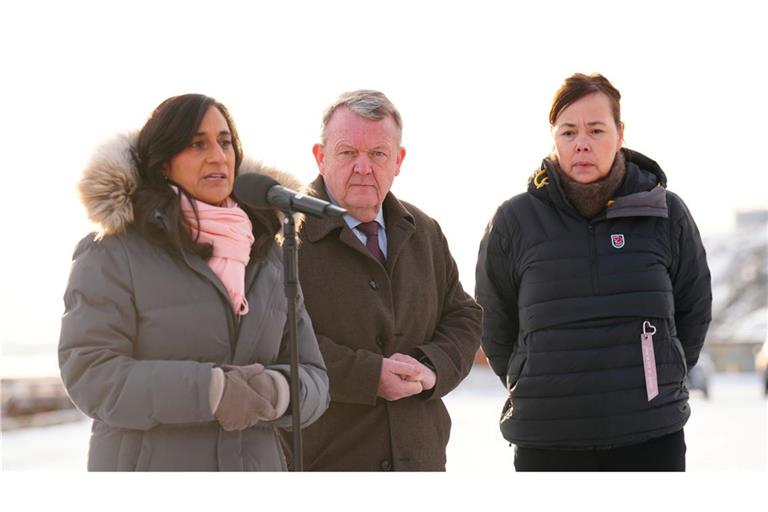 Dänemarks Außenminister Lars Løkke Rasmussen, hier mit seinen Amtskolleginnen aus Kanada (l) und Grönland (r), glaubt an eine Einigung mit den USA.
