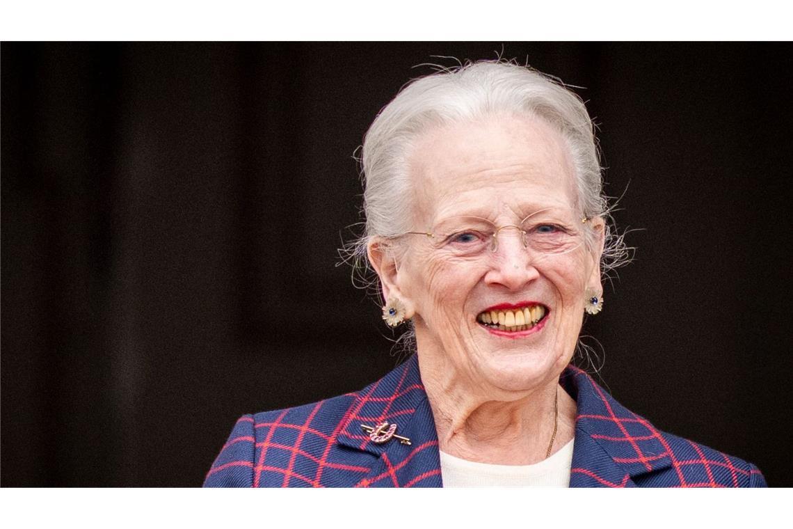 Dänemarks ehemalige Königin Margrethe lächelt an ihrem 86. Geburtstag im Innenhof von Schloss Fredensborg. (Archivbild).