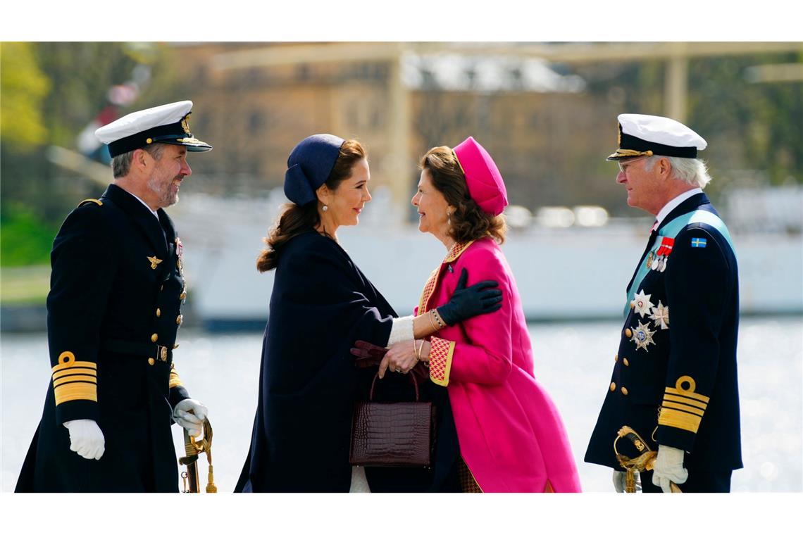 Dänemarks König Frederik X. (l) und Königin Mary (M,l) werden von Schwedens Königin Silvia (M,r) und König Carl XVI. Gustaf bei ihrer Ankunft in Stockholm begrüßt.