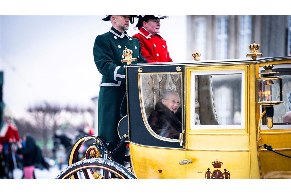 Dänemarks Königin Margrethe II. wird auf ihrem Weg vom Schloss Christian IX. in Amalienborg zum Schloss Christiansborg in Kopenhagen von einem Husarenregiment eskortiert.