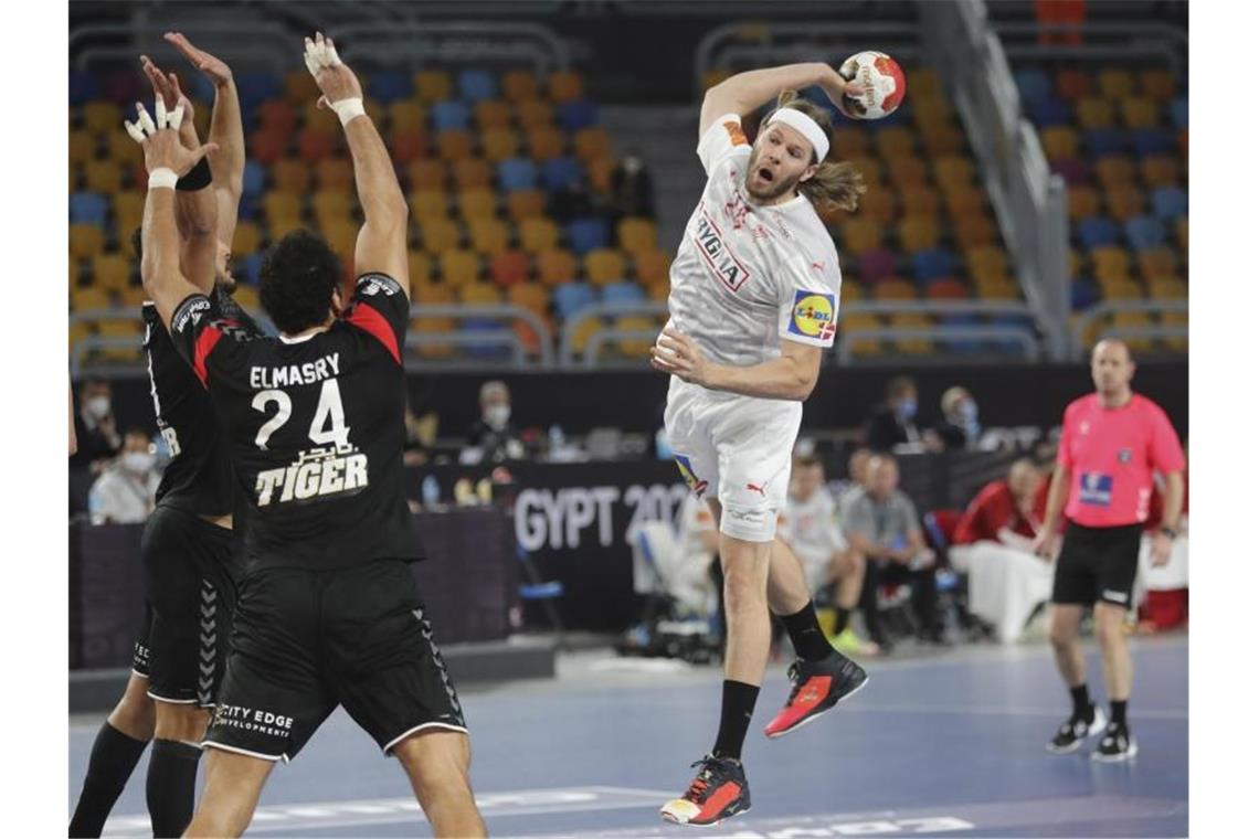 Dänemarks Mikkel Hansen wirft auf das Tor der Ägypter. Foto: Mohamed Abd El Ghany/Pool Reuters/AP/dpa