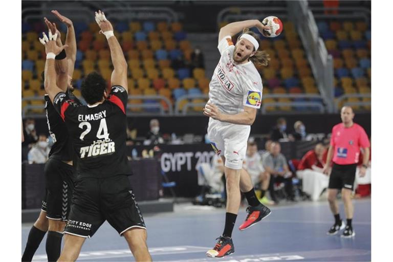Dänemarks Mikkel Hansen wirft auf das Tor der Ägypter. Foto: Mohamed Abd El Ghany/Pool Reuters/AP/dpa