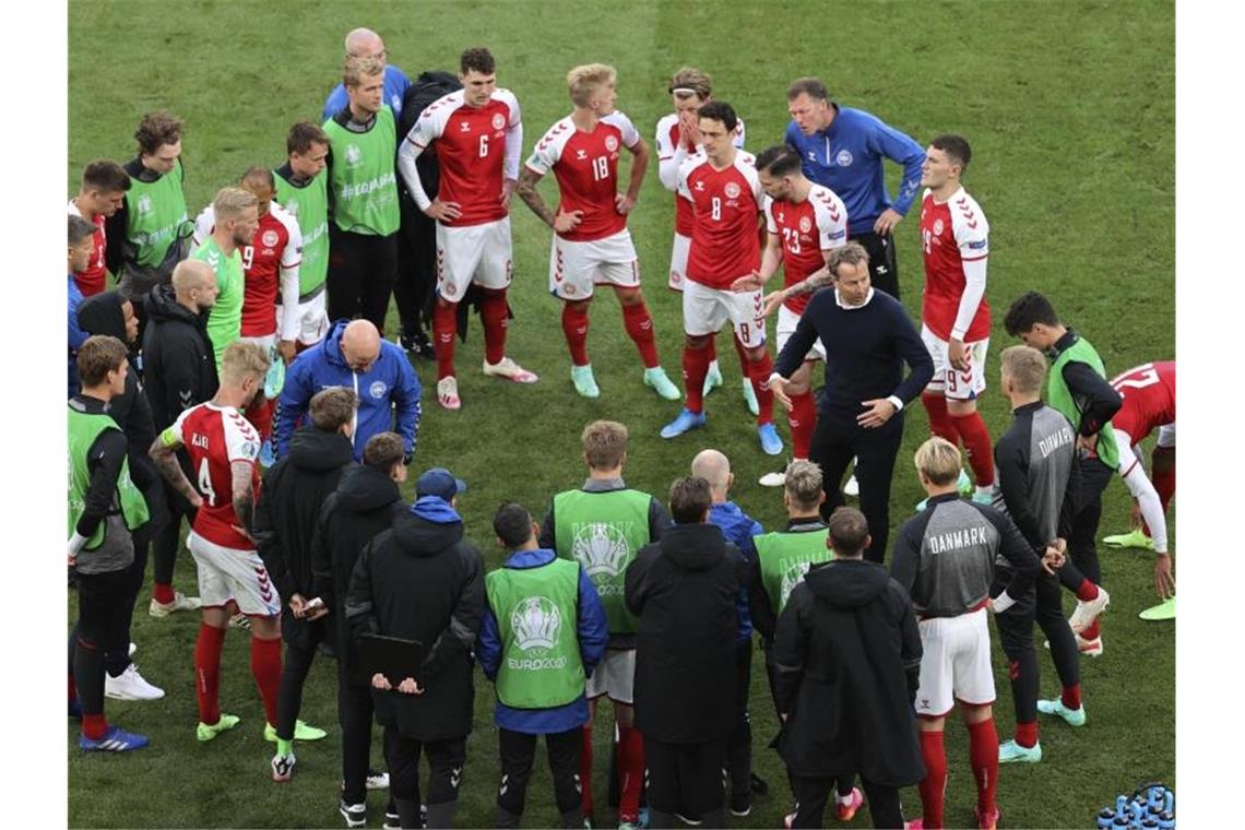 Dänemarks Nationalspieler rücken nach dem Drama um ihren Mitspieler noch enger zusammen. Foto: Wolfgang Rattay/POOL REUTERS/AP/dpa