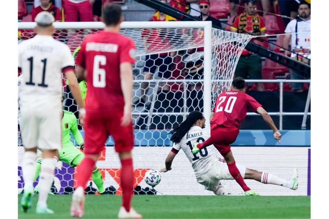 Emotionaler Abend: Eriksen schreibt Dänen nach Niederlage Dänemarks Poulsen (r) erzielt den Führungstreffer. Foto: Martin Meissner/AP Pool/dpa