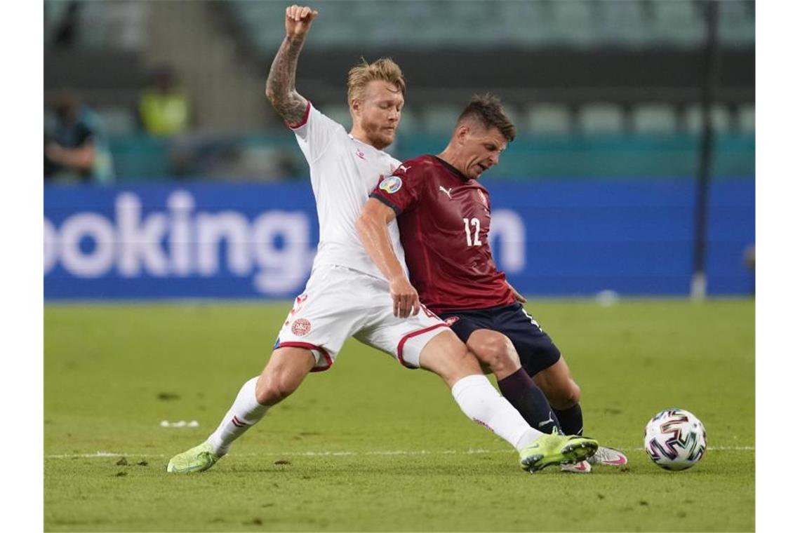 Emotionale Reise: Dänemark träumt vom zweiten EM-Triumph Dänemarks Simon Kjaer (l) und Tschechiens Lukas Masopust kämpfen um den Ball. Foto: Darko Vojinovic/Pool AP/dpa