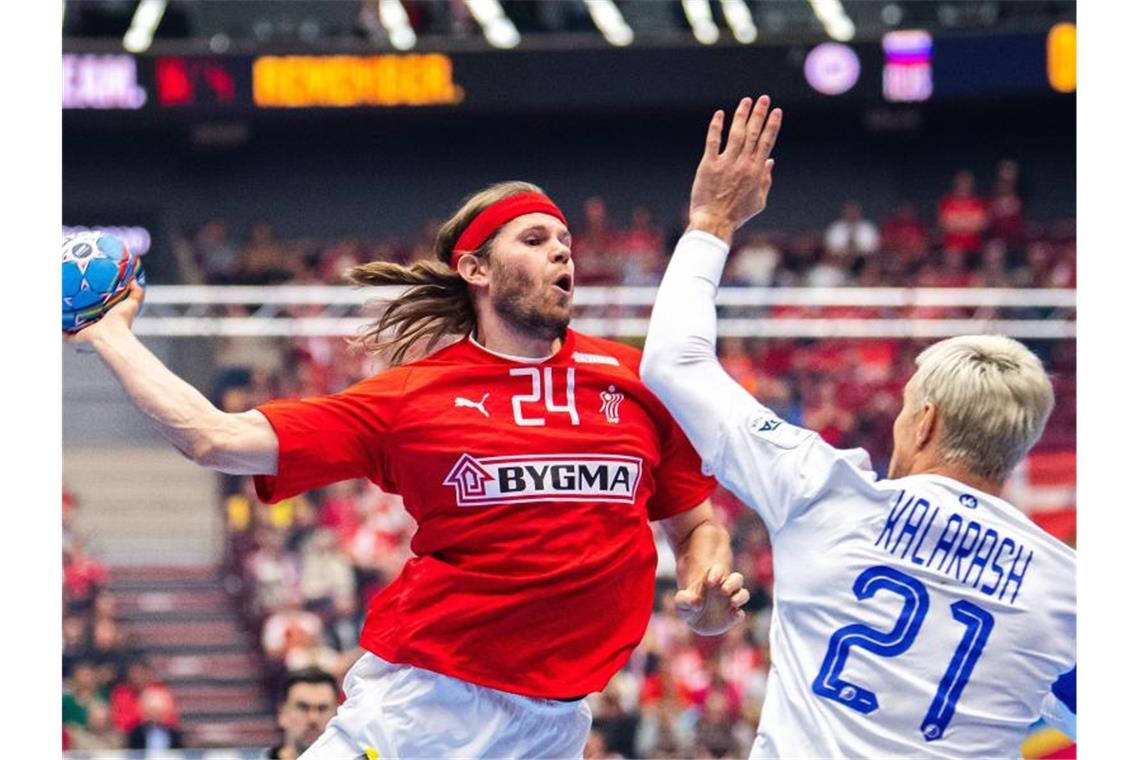 Nächster Favoritensturz: Aus für Dänemark Dänemarks Superstar Mikkel Hansen (l) wirft auf das russische Tor. Am Em-Aus kann der Sieg über Russland aber nichts mehr ändern. Foto: Petter Arvidson/Bildbyran via ZUMA Press/dpa