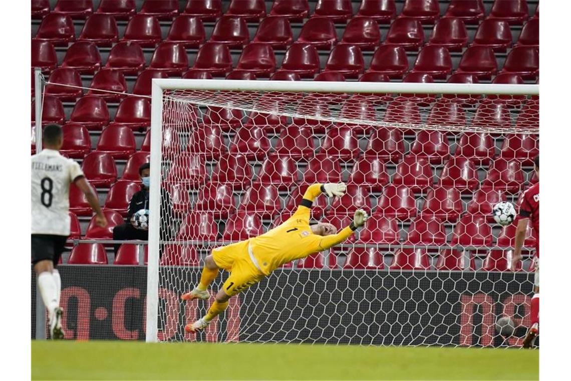 Favoriten um Titelverteidiger Portugal siegen Dänemarks Torhüter Kasper Schmeichel kann das Tor von Belgiens Mertens zum 0:2 nicht vermeiden. Foto: Liselotte Sabroe/BELGA/dpa