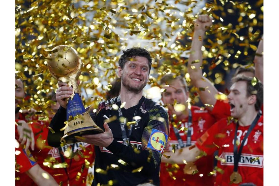 „Wirklich stolz“: Landin und Dänemark erneut Weltmeister Dänemarks Torhüter Niklas Landin jubelt mit dem WM-Pokal über den Turniersieg. Foto: Petr David Josek/AP/dpa