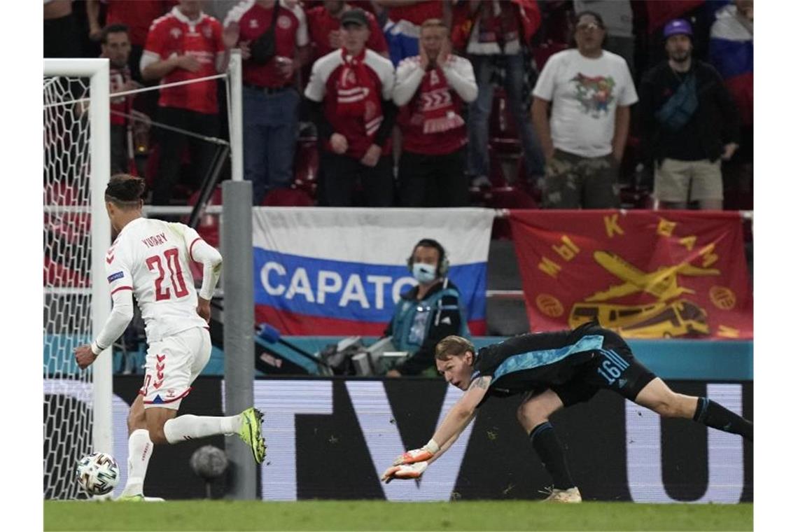 Dänemarks Yussuf Poulsen (l) nutzt einen Zuspielfehler der Russen aus und macht das Tor zum 2:0. Foto: Martin Meissner/Pool AP/dpa