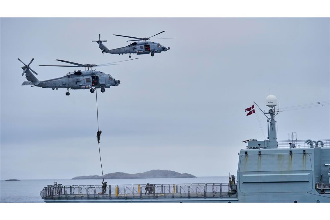 Dänische Marineinfanteristen seilen sich vor Grönland aus einem Sikorsky SH-60 Seahawk-Hubschrauber auf das Deck einer dänischen Fregatte ab: Planungen seit 2020 .