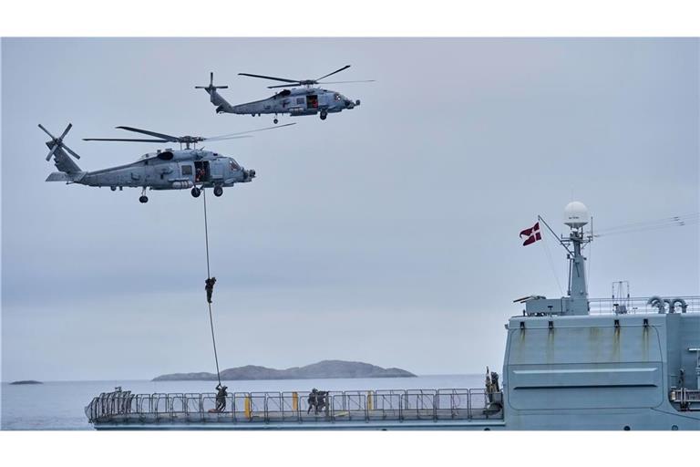 Dänische Marineinfanteristen seilen sich vor Grönland aus einem Sikorsky SH-60 Seahawk-Hubschrauber auf das Deck einer dänischen Fregatte ab: Planungen seit 2020 .