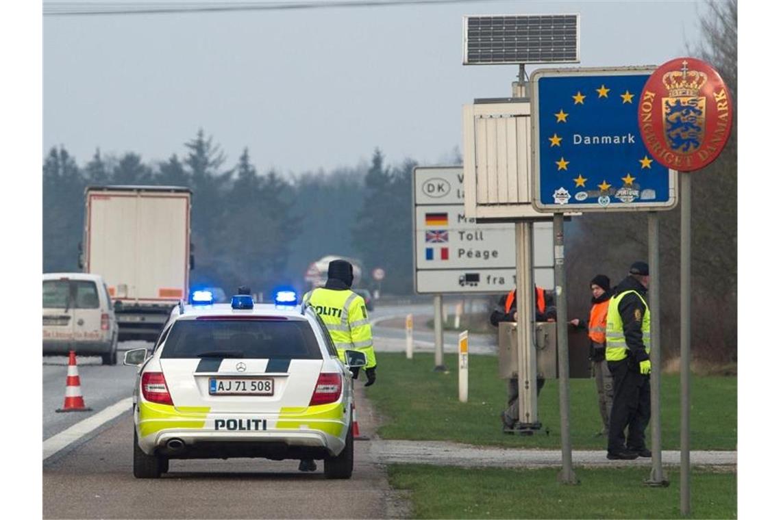 Dänische Polizisten kontrollieren an dem deutsch-dänischen Grenzübergang auf der Autobahn 7 den Verkehr (Archiv). Dänemark schließt bis auf Weiteres seine Grenzen. Foto: picture alliance / dpa