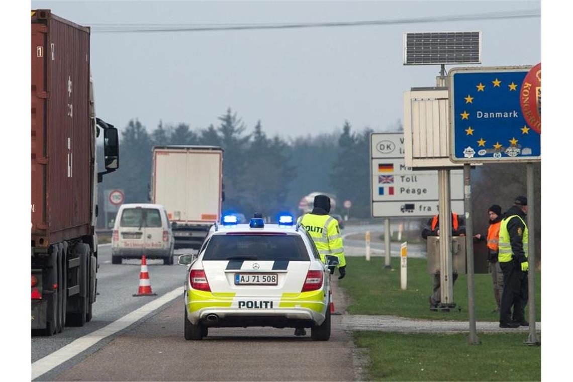 Dänische Polizisten kontrollieren an dem deutsch-dänischen Grenzübergang auf der Autobahn 7 den Verkehr. Ab Samstagmittag werden die Grenzen dicht gemacht. Foto: picture alliance / dpa