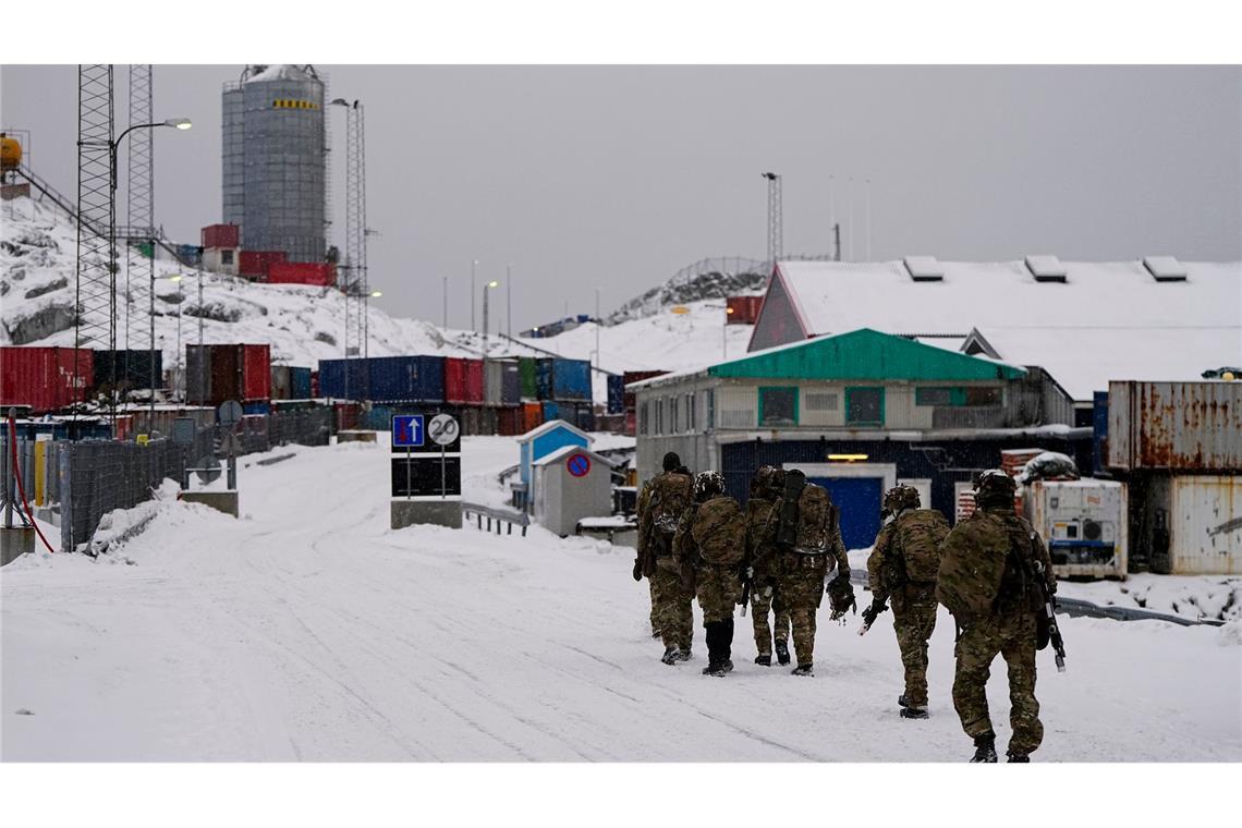 Dänische Soldaten im Hafen von Nuuk an Land. (Archivbild)