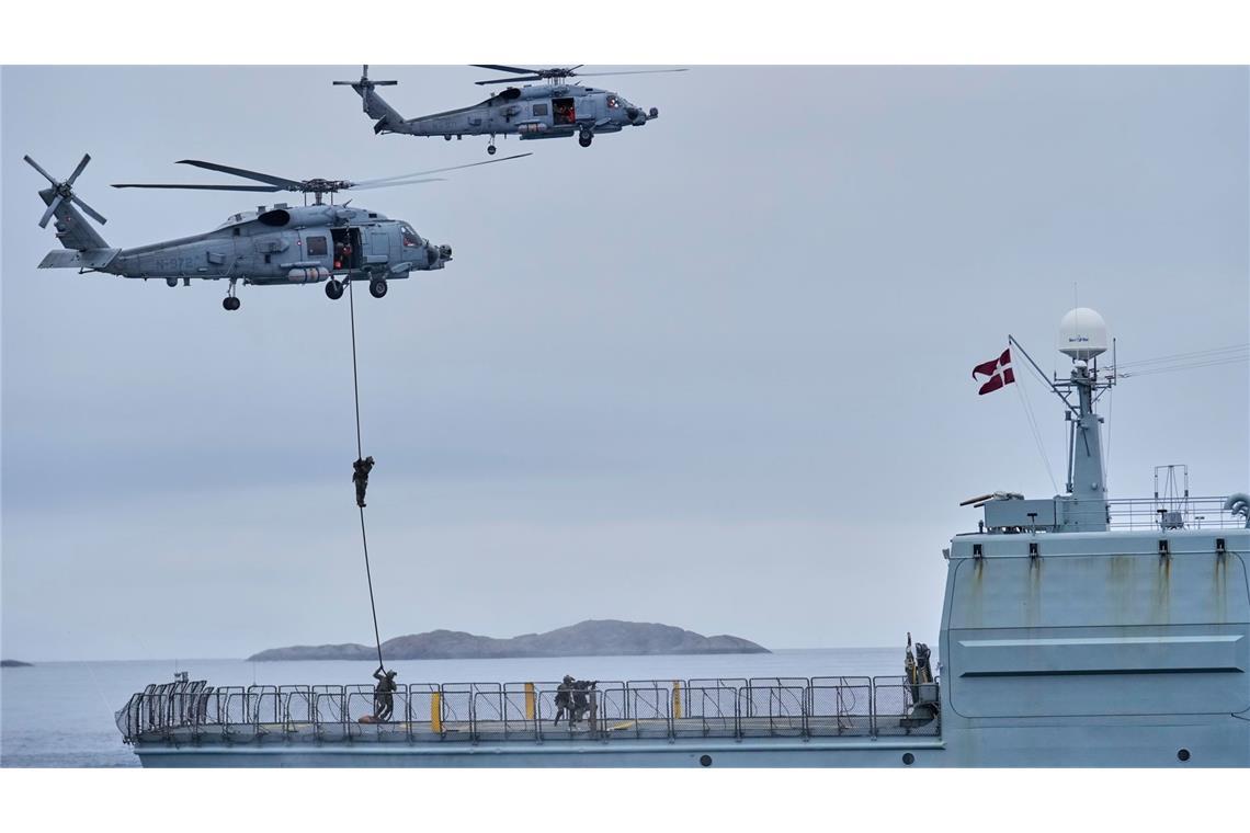 Dänische Streitkräfte bei einer Übung mit Hunderten von Soldaten aus mehreren europäischen Nato-Mitgliedsstaaten im Arktischen Ozean vor Nuuk im September 2025.
