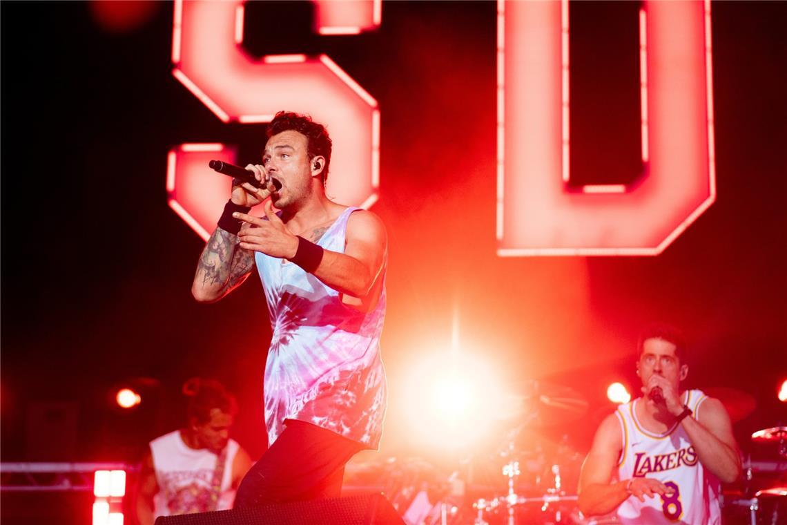 Dag-Alexis Kopplin (l) und Vincent Stein, Sänger der deutschen Band „SDP“ stehen auf dem Hurricane Festival auf der Bühne. Am 28.11.2025 kommt die Band nach Stuttgart.